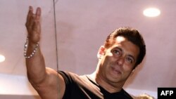 Salman Khan, acteur indien de Bollywood, salue ses fans chez lui à Bandra, à Bombay, le 7 avril 2018.
