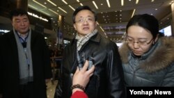 20일 인천국제공항을 통해 입국한 류전민 중국 외교부 부부장이 기자의 질문에 답하고 있다.