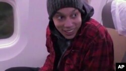 Brittney Griner dans l'avion qui l'a ramène aux Etats-Unis, le 9 décembre 2022.