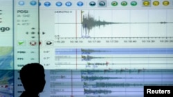 Dalam foto tertanggal 30/9/2009 ini, seorang pakar geologis mencermati informasi seismograf dari bencana gempa di Sumatra di kantor meteorologi Jakarta. Pada Jumat (27/2/2015) sebuah gempa mengguncang bagian selatan Indonesia.