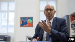 Boku va Dushanbe YXHT Matbuot erkinligi bo'yicha maxsus vakili sifatida fransuz diplomati Arlem Dezir qolishiga qarshi. Dezir 2017-yildan beri bu lavozimda.