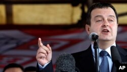 PM Serbia Ivica Dacic mendesak warga Serbia di Kosovo untuk mengikuti pemilihan daerah setempat saat berkunjung di Mitrovica, Kosovo (15/11).