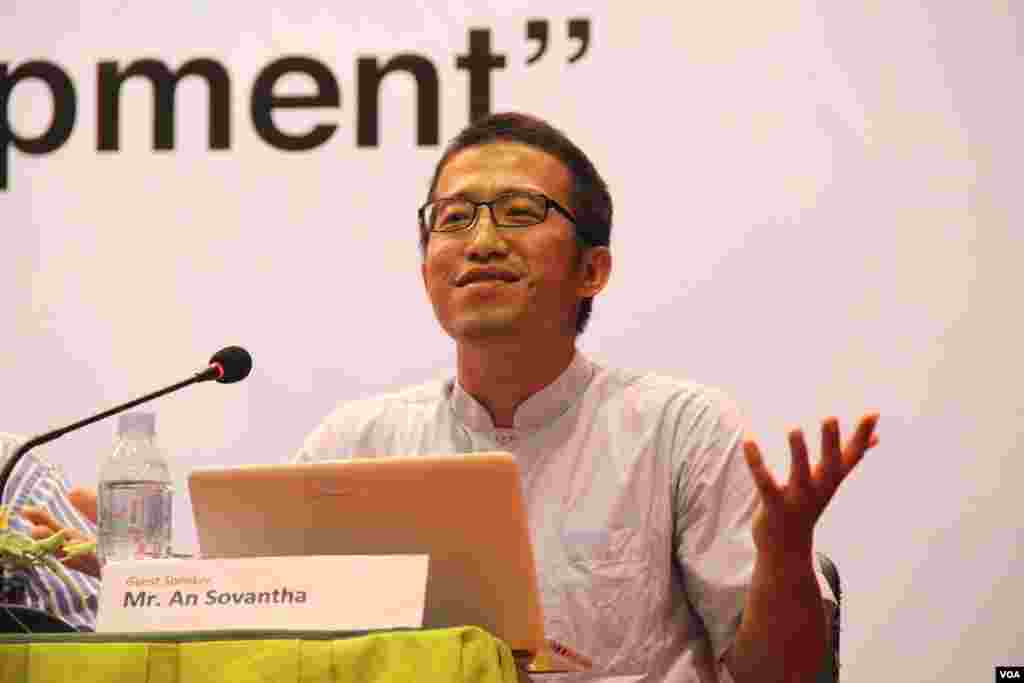 Ann Sovantha, a Cambodian researcher talks at the forum. (Nov Povleakhena/VOA Khmer)