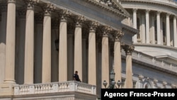 A Capitol Hill police officer stands guard on the steps of the US House of Representatives on Sept. 15, 2009, in Washington. 
