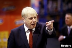 Perdana Menteri Inggris Boris Johnson mengunjungi Bestway Wholesale di Manchester, Inggris, 30 September 2019. (Foto: Reuters)
