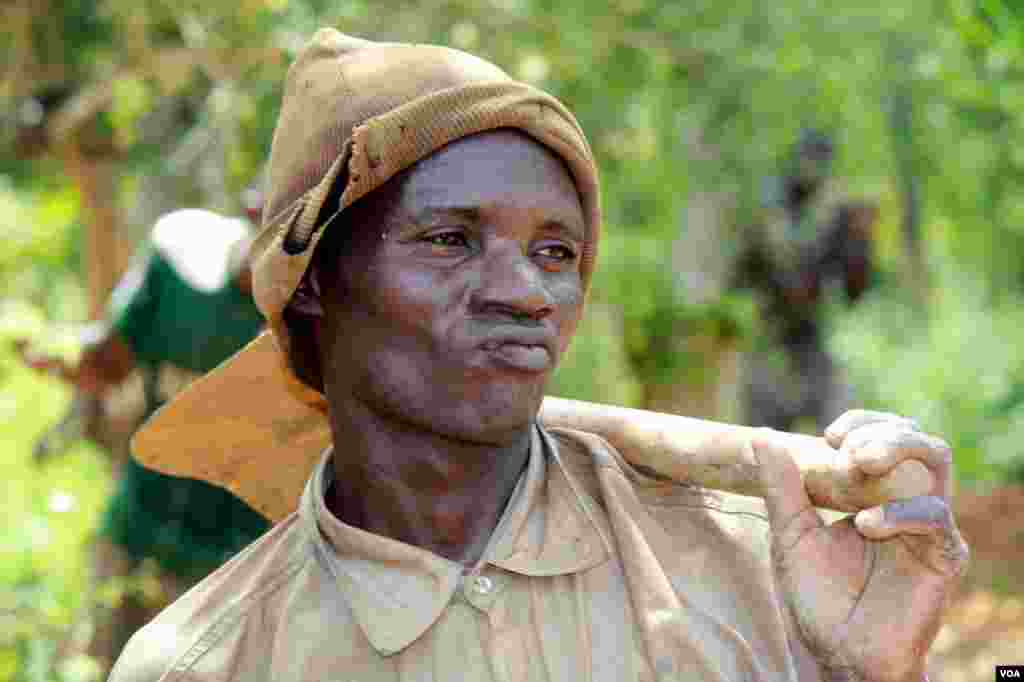 Without running water at the mining sites, many miners wear their dusty clothes home, inadvertantly exposing their children to lead poison. (H. Murdock for VOA)