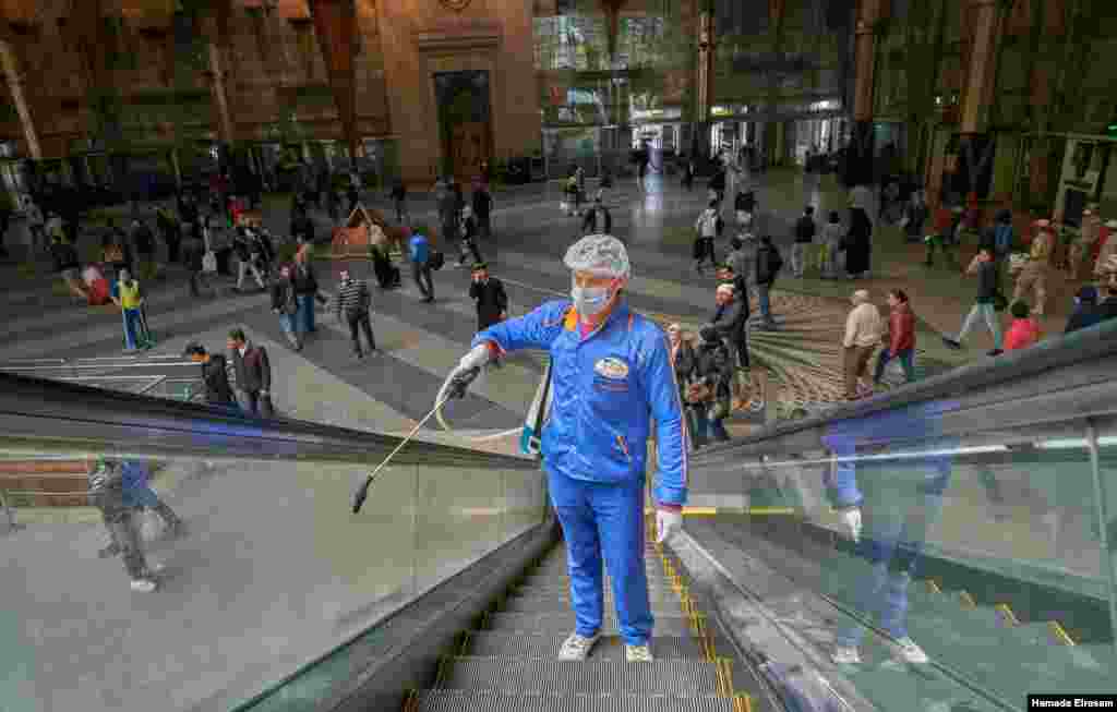 Workers sanitize escalators at Cairo&#39;s main train station on March 24, 2020. (VOA/H. Elrasam) 
