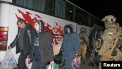 Rossiyaparast isyonchilar va ukrain harbiylari almashinuv chog'ida. Donetsk, 26-dekabr 2014-yil