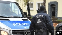 Polisi memeriksa gedung apartemen di dekat masjid "Deutschsprachiger Islamkreis Hildesheim e.V." (Kawasan Islam berbahasa Jerman, DIK) di Hildesheim, Jerman tengah, 8 November 2016. (Foto: dok).
