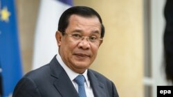 រូបឯកសារ៖ លោក​នាយករដ្ឋមន្ត្រី​ ហ៊ុន សែន​ នៃប្រទេស​កម្ពុជា​នៅ​ក្នុងទីក្រុងប៉ារីស នៅថ្ងៃទី ២៦​ ខែតុលា ឆ្នាំ២០១៥។