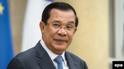 លោក​នាយក​រដ្ឋមន្ត្រី​ ហ៊ុន សែន ចាក​ចេញ​ពី​រាជវាំ​ង Elysee ក្រោយ​ជំនួប​ជា​មួយ​ប្រធានាធិបតី​បារាំង លោក Francois Hollande នៅ​ក្រុង​ប៉ារីស ប្រទេស​បារាំង ថ្ងៃទី​២៦ ខែ​តុលា ឆ្នាំ​២០១៥។ EPA/CHRISTOPHE PETIT TESSON