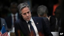 토니 블링컨 미 국무장관이 지난 21일 브라질 리우데자네이루 주요20개국(G20) 외교장관회의 현장에서 무언가를 내려다보고 있다. 