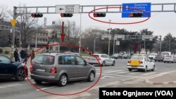 Вклученото црвено светло не беше пречка за некои возачи да ја поминат крстосницата. Во близина немаше сообраќајна полиција. Скопје, февруари, 2025