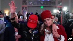 미국 조지아주 연방 상원의원 결선투표가 열린 5일 애틀랜타의 공화당 지지자들의 개표 결과를 지켜보고 있다.