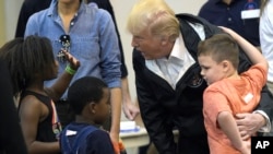 លោក​ប្រធានាធិបតី Donald Trump និយាយ​ជាមួយ​នឹង​ក្មេងៗ​ដែល​ប៉ះពាល់​ដោយ​ព្យុះ Harvey ក្នុង​ពេល​ធ្វើ​ទស្សនកិច្ច​ទៅ​កាន់​មជ្ឈមណ្ឌល NRG ក្នុង​ក្រុង Houston កាលពី​ថ្ងៃទី២ ខែកញ្ញា ឆ្នាំ២០១៧។