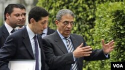 Amr Moussa, Sekjen Liga Arab (kanan) bersama Kepala Staf dan Juru Bicara Liga Arab Hisham Youssef di markas besar LIga Arab di Kairo, Mesir (foto: dok).