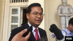 រូបឯកសារ៖ លោក ជិន ម៉ាលីន អ្នកនាំពាក្យ​ក្រសួង​យុត្តិធម៌ និយាយ​ជាមួយ​​​​អ្នកសារព័ត៌មាន​ក្រោយ​បញ្ចប់​កិច្ច​ប្រជុំ​​នៅ​ក្រសួង​យុត្តិធម៌ នៅថ្ងៃ​ទី​២១​ ខែ​កុម្ភៈ ឆ្នាំ​២០១៧។ (កាន់ វិច្ឆិកា/វីអូអេ)