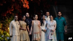 มูเกช อัมบานี ถ่ายภาพครอบครัวในพิธีหมั้นของลูกชาย อนันต์ อัมบานี กับราดิก้า เมอร์ชานต์ ในพิธีหมั้นหมายในนครมุมไบ อินเดีย เมื่อ 19 ม.ค. 2023 (เอพี)