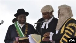 Presiden Nigeria, Goodluck Jonathan (kiri) saat diambil sumpahnya sebagai Presiden Nigeria di Abuja (29/5).