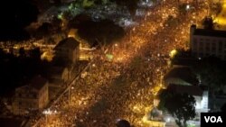 Warga Israel di ibukota Tel Aviv memenuhi jalan-jalan memprotes tingginya biaya hidup (6/8).