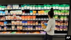 미국의 한 상점에서 장을 보고 있는 소비자 (자료사진)