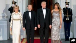 Rais Donald Trump na mkewe Melania akiwa na mgeni wake Rais wa Ufaransa Emmanuel Macron na mkewe Brigitte wakati walipowasili White House kuhudhuria chakula cha usiku kilichoandaliwa kwa heshima yao Jumanne, Aprili 24, 2018.