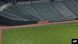 Pemain right field Baltimore Orioles Delmon Young menangkap bola dari Avisail Garcia, pemain Chicago White Sox pada inning kedua pertandingan baseball antara kedua tim, Rabu (29/4).