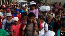 Karavan ribuan migran Honduras yang ingin menuju ke Amerika Serikat saat melintasi Chiquimula, Guatemala (16/10). 
