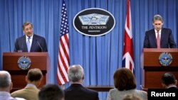 U.S. Secretary of Defense Leon E. Panetta (L) and British Secretary of State for Defense Philip Hammond hold a joint news conference at the Pentagon in Washington, July 18, 2012. 