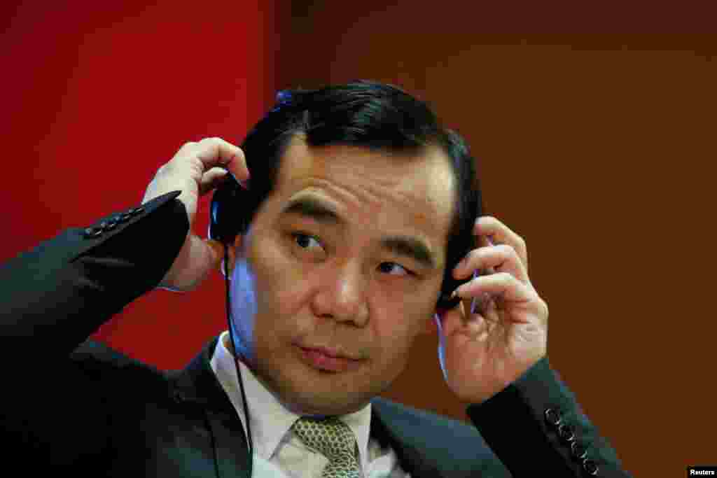 安邦公司董事长吴小晖在北京参加中国发展论坛会议（2017年3月18日）。财新传媒发表文章指称安邦的资本结构错综复杂，严重不透明。5月31日，安邦集团向财新传媒总编辑胡舒立发出公开信，提出一连串质疑：&ldquo;请问你是否在找有权人士运作，想在对簿公堂前打击我们，干预司法？&rdquo; &ldquo;请问你是否还想滥用媒体话语权，颠倒黑白，为谋取私利而肆意妄为？&rdquo; &ldquo;请问你是否还想和你的利益集团为了你们的&lsquo;小圈子&rsquo;，欺上瞒下，不择手段，掩盖真相？&rdquo;《金融时报》等海外媒体猜测，安邦如此跟财新开撕，是中共在第十九次代表大会召开之前内部权力斗争激化的反映。