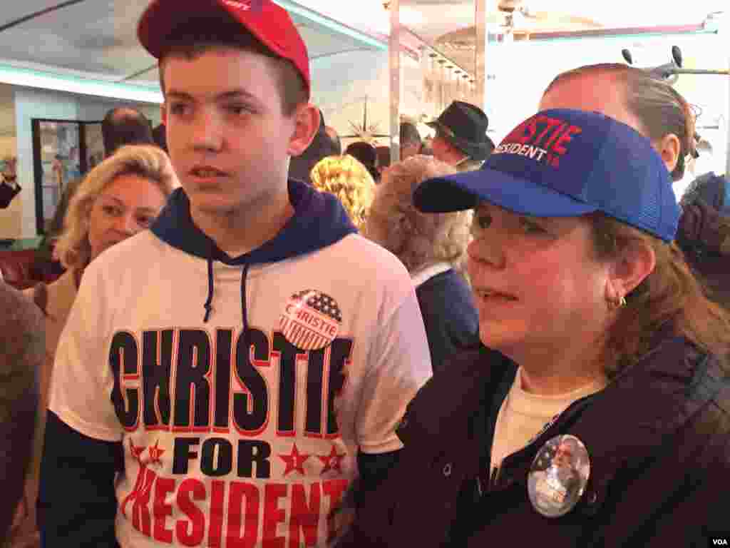 Pendukung Gubernur Chris Christie dari Partai Republik, di New Hampshire, 9 Februari 2016. (Foto: K. Gypson / VOA)