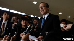 글린 데이비스 미 국무부 대북정책 특별대표가 25일 도쿄에서 일본 측 6자회담 수석대표인 이하라 준이치 외무성 아시아대양주 국장과 회동한 뒤 기자단의 질문에 답하고 있다.