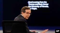 រូបឯកសារ៖ លោក Chris Wallace នៃ​ទូរទស្សន៍ Fox News ដែល​ធ្វើជា​អ្នកសម្របសម្រួល សុំ​ឱ្យ​ទស្សនិកជន​រក្សា​ភាពស្ងៀមស្ងាត់​មុន​ពេល​ការជជែកដេញដោល​របស់​បេក្ខជន​ប្រធានាធិបតី​លើកទី ៣ ដែល​បាន​ធ្វើឡើង​នៅ​ទីក្រុង Las Vegas កាលពី​ថ្ងៃទី១៩ ខែតុលា ឆ្នាំ២០១៦។