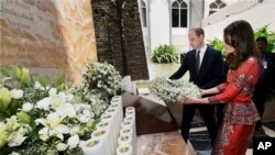 Le duc et la duchesse de Cambridge, le prince William, et son épouse, l'ancienne Kate Middleton, déposent une gerbe sur le monument aux martyrs à l'hôtel Taj Mahal Palace de Mumbai, en Inde, le dimanche 10 avril 2016. (Mitesh Bhuvad / Pool via AP)