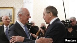 Menlu Rusia Sergei Lavrov (kanan) menyambut utusa khusus PBB untuk Suriah Staffan de Mistura dalam pertemuan di Moskow, 24 November 2017. (Foto: dok).