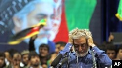 Afg'onistonda prezidentlikka nomzod Abdulla Abdulla tarafdorlari oldida so'zlamoqda, Kobul, 8-iyul, 2014-yil