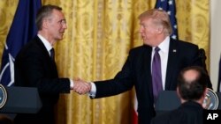 Presiden AS Donald Trump berjabat tangan dengan Sekjen NATO Jens Stoltenberg saat pers conference di Gedung Putih, April 12, 2017, di Washington DC. 