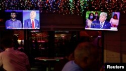 ពលរដ្ឋអាមេរិកាំងកំពុងតាមដានការថ្លែងរបស់លោក Joe Biden បេក្ខជនប្រធានាធិបតីខាងគណបក្សប្រជាធិបតេយ្យ និងលោកប្រធានាធិបតី Donald Trump ក្នុងវេទិកាពិភាក្សាសាធារណៈដែលផ្សាយតាមទូរទស្សន៍ នៅភោជនីយដ្ឋាន Luv Child ក្នុងទីក្រុង Tampa រដ្ឋ Florida ថ្ងៃទី១៥ ខែតុលា ឆ្នាំ២០២០។