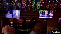 Para pengunjung restoran Luv Child di Tampa, Florida menyaksikan Presiden Donald Trump dan pesaingnya dalam pilpres AS 2020, Joe Biden dalam dua forum tanya-jawab terpisah, Kamis, 15 Oktober 2020.