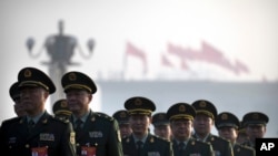 解放军代表2019年3月5日步入全国人大会场（美联社）