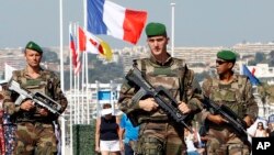Tentara Perancis melakukan patroli di Promenade des Anglais, Nice, Perancis selatan (foto: dok).