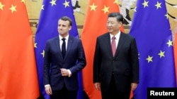 资料照片：法国总统马克龙和中国国家主席习近平2019年11月6日在北京人民大会堂合影。