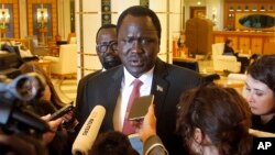 Menteri Perminyakan Sudan Selatan, Ezekiel Lol Gatkuoth berbicara menjelang pertemuan OPEC di Jeddah, Saudi Arabia, 18 Mei 2019 lalu. 