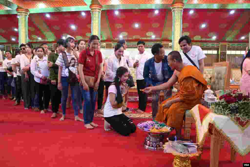 ពលរដ្ឋ​ខ្មែរ​ដែល​ភាគ​ច្រើន​ជា​ពលករ​ចំណាក​ស្រុក​ដែល​កំពុង​ធ្វើ​ការ​នៅ​ប្រទេស​ថៃ នាំគ្នា​ប្រារព្ធ​ពិធី​បុណ្យ​ភ្ជុំបិណ្ឌ នៅ​វត្ត​ស៊ីសុដារ៉ាម ក្នុង​ទីក្រុង​បាងកក នៅ​ថ្ងៃទី​២២​ ខែ​កញ្ញា ឆ្នាំ​២០១៩។ (កាន់ វិច្ឆិកា/VOA)