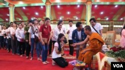 កម្រង​រូបភាពVOA៖ ពលករ​ខ្មែរ​ប្រារព្ធ​ពិធី​បុណ្យ​ភ្ជុំ​បិណ្ឌ​នៅ​ក្រុង​បាង​កក​​ដោយ​សារ​មិនមាន​សោហ៊ុយ​មក​កម្ពុជា