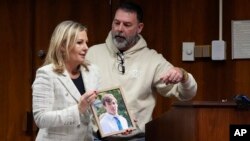 Okružna tužiteljica Karen Mekdonald pored Baka Majra, oca ubijenog Tejta Majra, pre njegove izjave na sudu, 8. decembra 2023. godine. (Foto: AP/Carlos Osorio)
