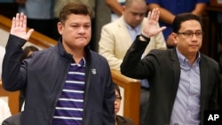 Paolo Duterte (kiri), putra sulung Presiden Rodrigo Duterte dan menantu Presiden Manases Carpio, pengacara, diambil sumpahnya sebelum sidang senat dalam penyelidikan lanjut keterlibatannya dalam kasus pengiriman lebih dari setengah ton obat methamphetamine hydrochloride, yang dikenal juga sebagai "Shabu" seharga $ 128 juta (P6.4 Miliar Peso) dari China yang lolos dari bea cukai dari China, Kamis, 7 September 2017, di kota Pasay, tenggara Manila, Filipina. (AP Photo / Bullit Marquez)