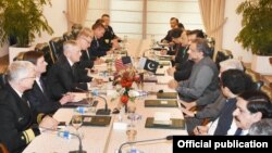 Menteri Pertahanan Amerika Jim Mattis dan delegasi AS (kiri) bertemu PM Pakistan Shahid Khaqan Abbasi di Islamabad, Senin (4/12). 