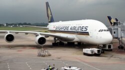 Sebuah pesawat Singapore Airlines Airbus A380 diparkir di landasan pacu di Bandara Internasional Changi di Singapura pada tanggal 24 Oktober 2020. (Foto: AFP/Roslan Rahman)