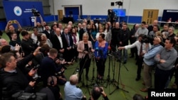 Wakil Ketua Partai Sinn Fein Michelle O'Neill dan Ketua Partai Mary Louise McDonald berbicara kepada sejumlah awak media di Meadowbank Sports Arena, di Magherafelt, Irlandia Utara, Sabtu, 7 Mei 2022. (Foto: Clodagh Kilcoyne/Reuters)